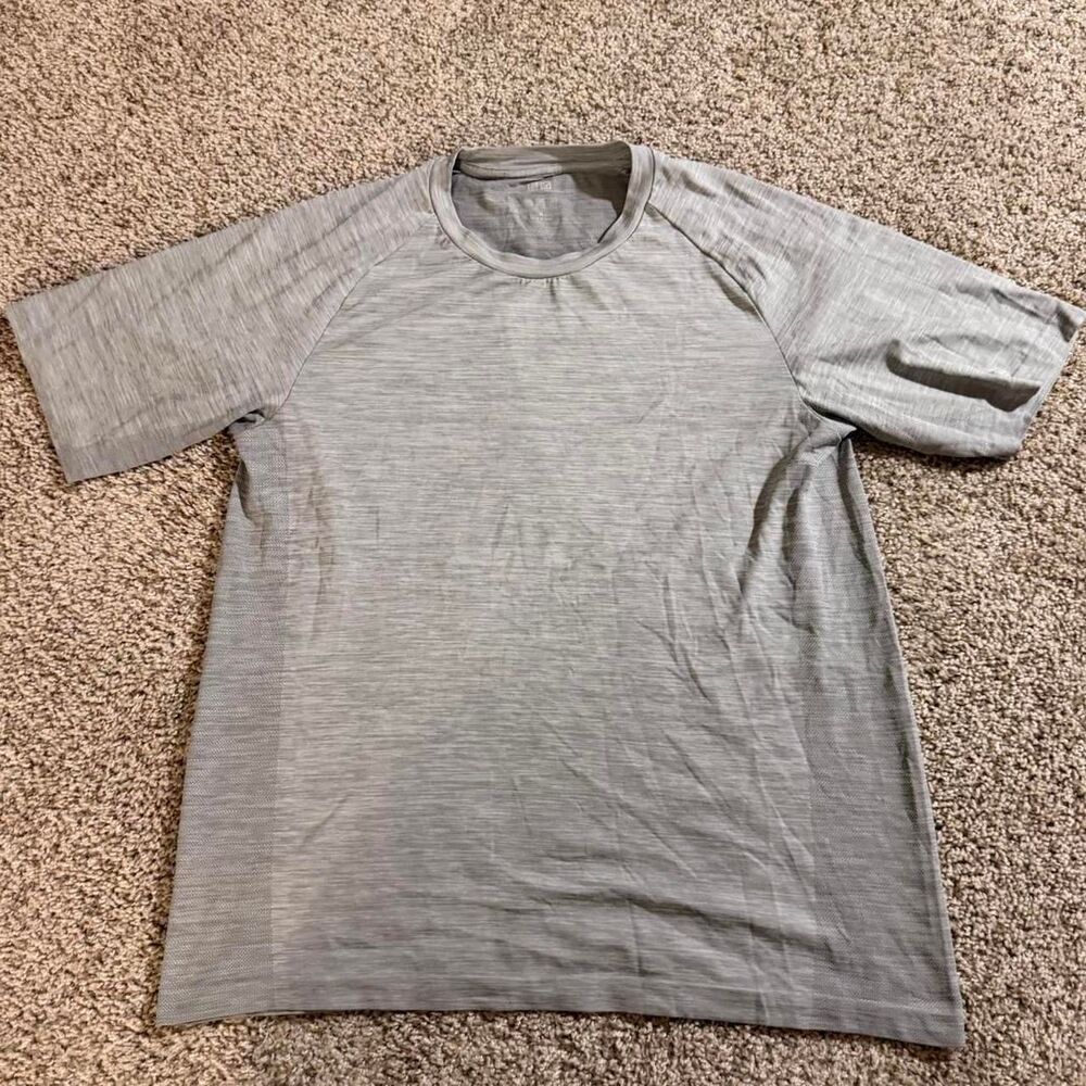 Uniqlo Men’s Medium Gray Performance T-Shirt Short Sleeve Activewear Workout Tee